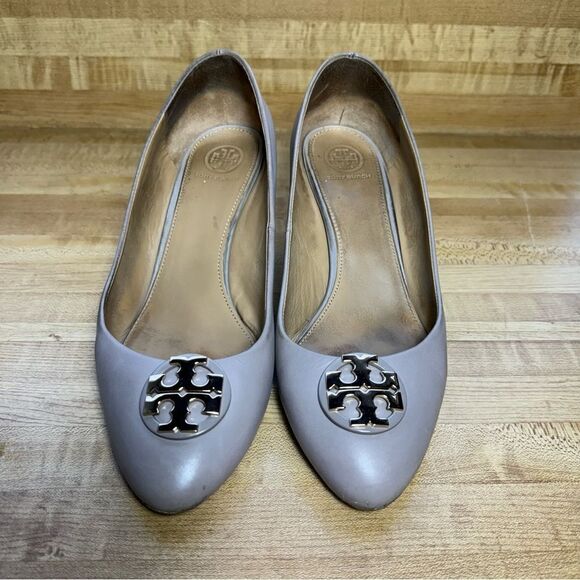 Tory Burch Claire 65mm Calf Leather Closed Toe Wedge Heel Shoes Size 8.5 Beige - Picture 3 of 6